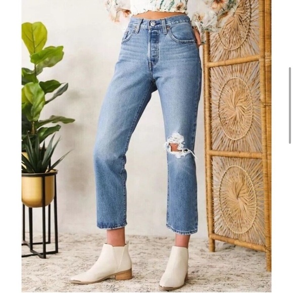 Levi’s 501 jeans Women’s Light Wash Distressed Tapered High Rise 90s - Picture 1 of 14